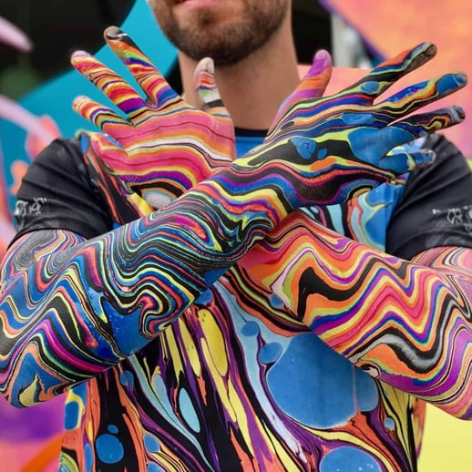 BLVisualsBody-Marbling-man-met-beschilderde-armen (1)