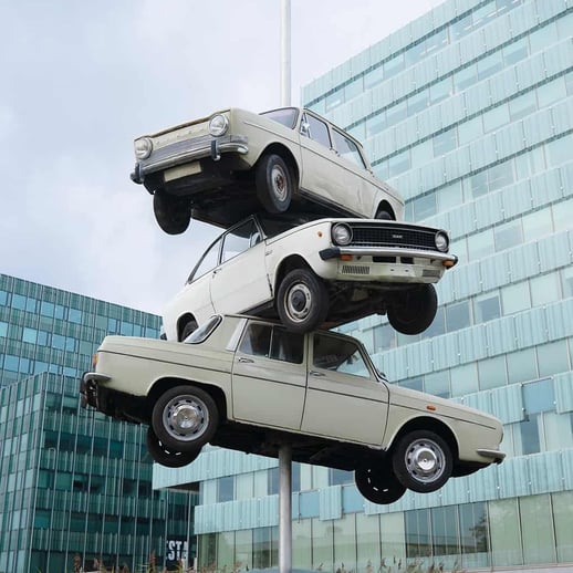 Frankey-3-autos-op-grote-prikpen-kunst-op-straat