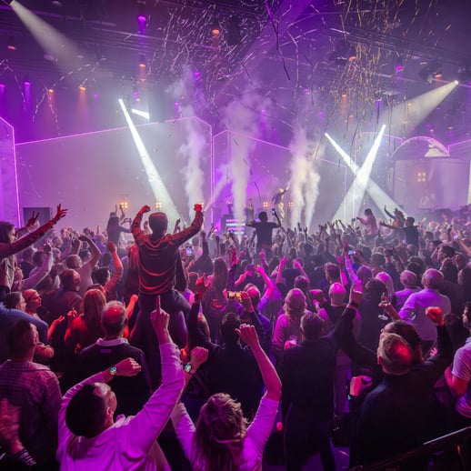 HEADER NBC - feest dansende gasten