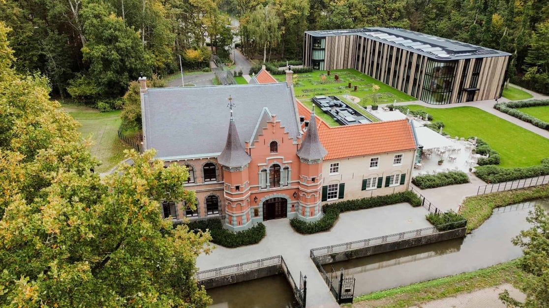 Kasteel-Steenenburg-drone-shot-scaled