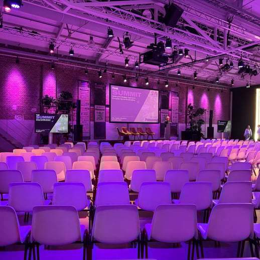 1 - De Hallen Studios - congres sfeer paars
