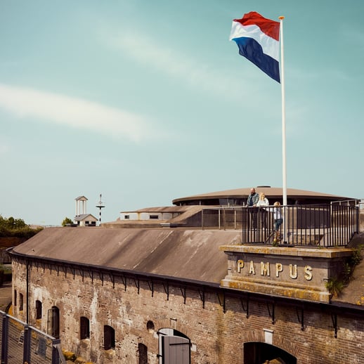 1 Pampus - Aanzicht fort met vlag- Pampus