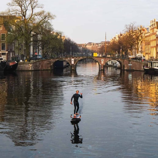 Fish-foiling-grachten-Amsterdam-subben-met-propellor-scaled
