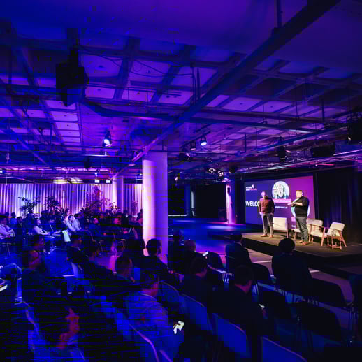 HEADER B. Amsterdam _ Fotograaf Jelle Draper _ plenaire zaal