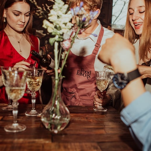 HEADER FoodFavors _ bartafel met gasten en hospitality