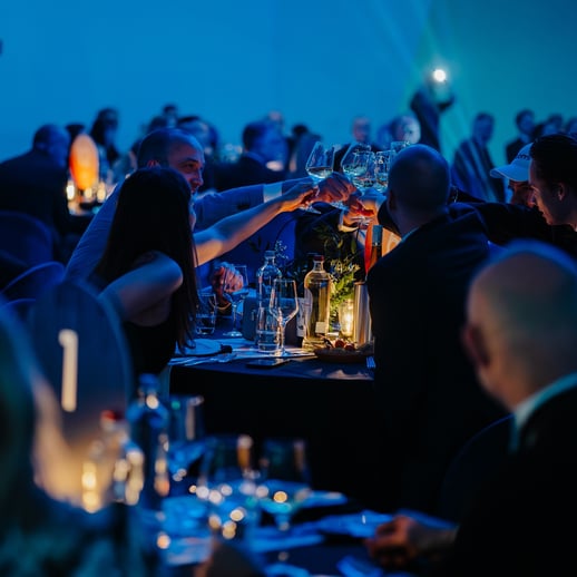 HEADER Jaarbeurs _ sit down diner proosten