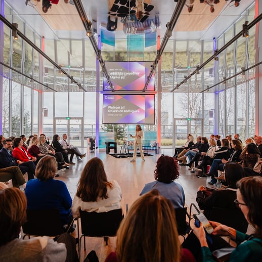 HEADER Obsession _ Obsession Dialogues zaal met dagvoorzitter _ Fotograaf Nunes dos Anjos