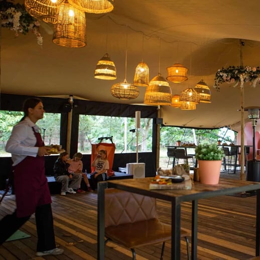 Rijk-der-Heide-stretchtent-inrichting-scaled (1)