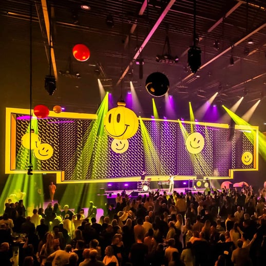 When-people-meet-_-fotograaf-Nico-Alsemgeest-_-stagedesign-podium (1)